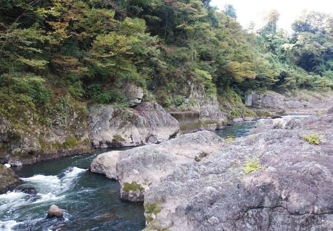 遊歩道から様々な奇岩がみられる