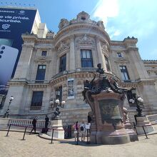 横にある見学ツアーの入口