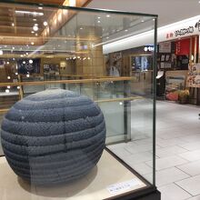 店の入口の前には、陶器などが展示されていた。