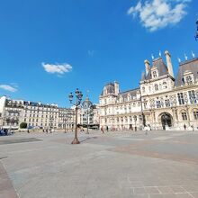 パリ市庁舎の前の広場