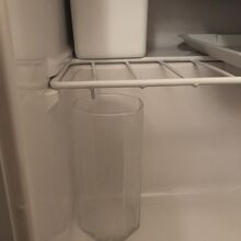 冷蔵庫にセットされたグラス