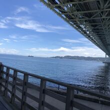 橋の下から。海と空が綺麗でした