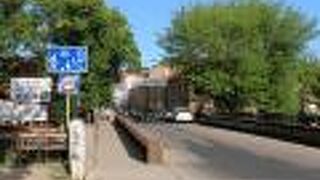 橋の向こうは「ウジュピス共和国」