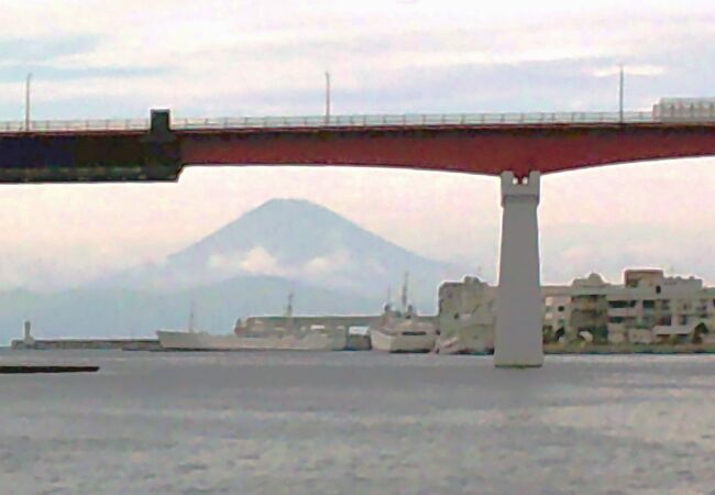 富士山と城ケ島大橋大橋が同じ風景;一枚のフィルムに