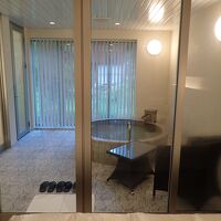 ベッドルームから見る客室半露天風呂