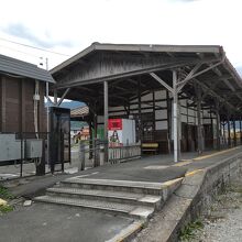 今も残る松代駅とそのプラットフォーム。