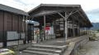 昔懐かしい駅舎が残り旅情を誘う　