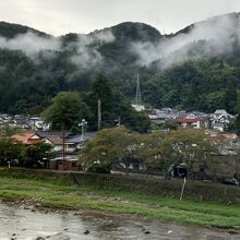 川辺に公衆浴場あり　自主規制で反対側を撮影