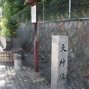 安居天神の横を通る坂