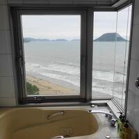 バスルームからの眺望。目の前に高島