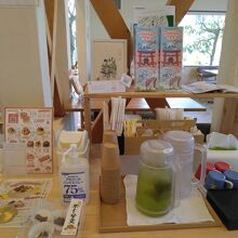 レジの前の栗羊羹試食、お茶も