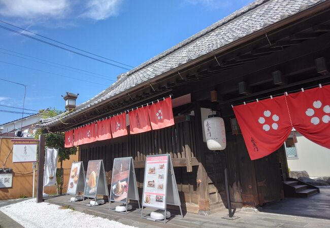 店内で和菓子のイートインが出来ます、もちろんお持ち帰りも。モーニングは9時から