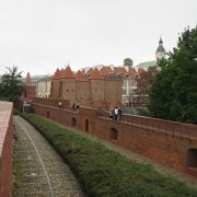 旧市街の北側に赤レンガの城壁の一部が残っており立ち寄りました。
