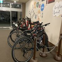 自転車は屋内保管してくれます。レンタサイクルやバイクもされて