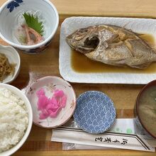 鯛の煮魚定食1200円