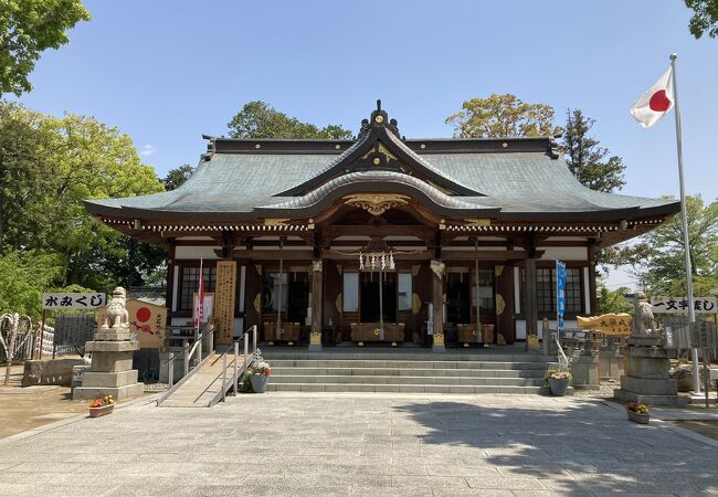 赤穂浪士の石像が立ち並ぶ