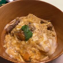 締めに出される比内地鶏の親子丼。これも絶品！