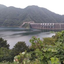 高さ日本第2位のアーチ式ダム、スケールの大きさと轟音が圧巻！