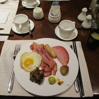 ビュッフェスタイルの朝食のサービスがあった。