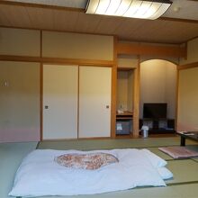 和室A（バス付き）の入口側です。