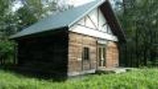 有料ガーデン「六花の森」の中に建つ、山岳画家の記念館