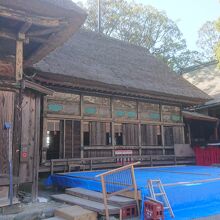 左から拝殿、幣殿、本殿