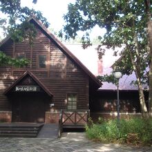 重厚な感じの木造建築の美術館