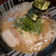 豚骨のドロドロスープに少し細めの麺