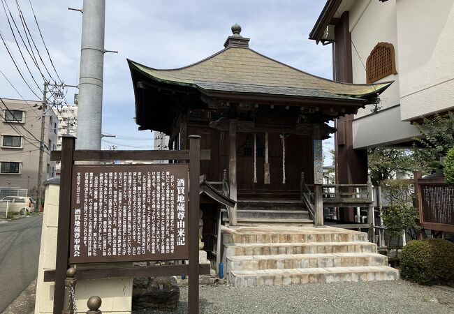 永祥院の山門前にお堂があります