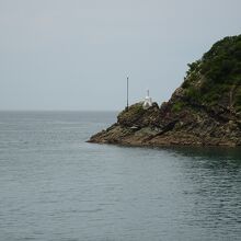 岩場に海上マリア像が建っています