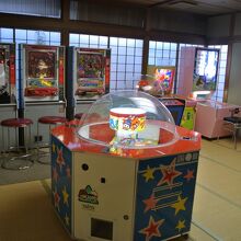 温泉ホテルらしくレトロな雰囲気にゲームコーナー。