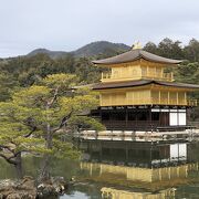 水面に映る金閣寺が幻想的！