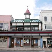 絵本から飛び出したような赤い三角屋根が目印の弘前 土手町のシンボル的な建物