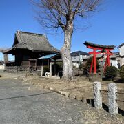 鮮やかな赤い鳥居が見えて一目で分かる