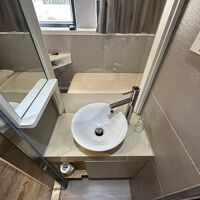 洗面の左側に鏡、使いづらい