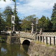 上杉神社の参道として明治19年にかけられた橋