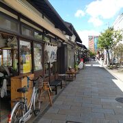 お洒落な雑貨屋や金物屋、花屋などが並ぶ小さな商店街