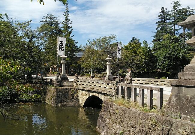 上杉神社の参道として明治19年にかけられた橋