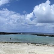 空港の滑走路脇とは思えない海の碧さと穏やかな波のビーチです