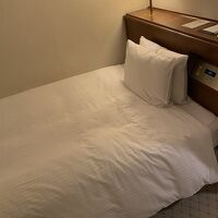 ベッドは低めです。