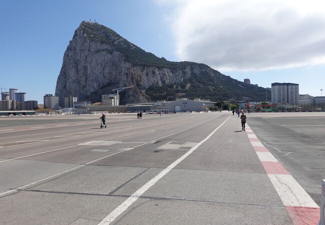 ジブラルタル空港の滑走路