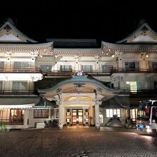 びわ湖大津館(旧琵琶湖ホテル)のライトアップされた外観