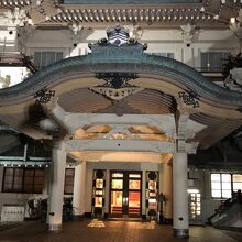 びわ湖大津館(旧琵琶湖ホテル)のライトアップされた外観 