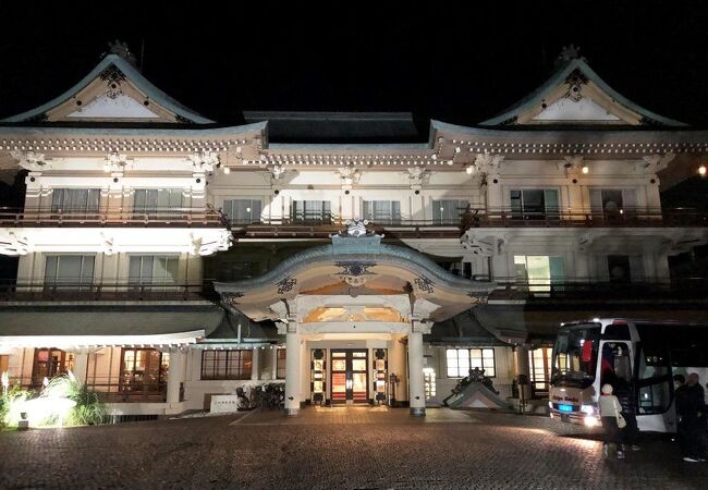 まるで安土桃山城か歌舞伎座のような正面玄関の佇まいで、いまにも戦国武将が正面玄関から現れてきそうです。