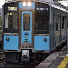 三沢駅に入線した青い森鉄道700系交流電車