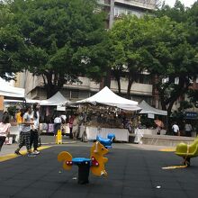 ぶらぶらの途中で休める公園があるって最高