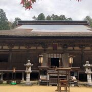 紅葉のきれいな庭園と病気を治癒する清泉水が湧き出ていて、それを持ち帰ることができます。