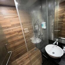 シャワー室も可もなく不可もなくという感じです。