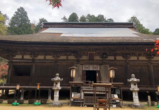 紅葉のきれいな庭園と病気を治癒する清泉水が湧き出ていて、それを持ち帰ることができます。