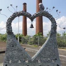 ハート形の恋愛成就の鐘は百年の鐘